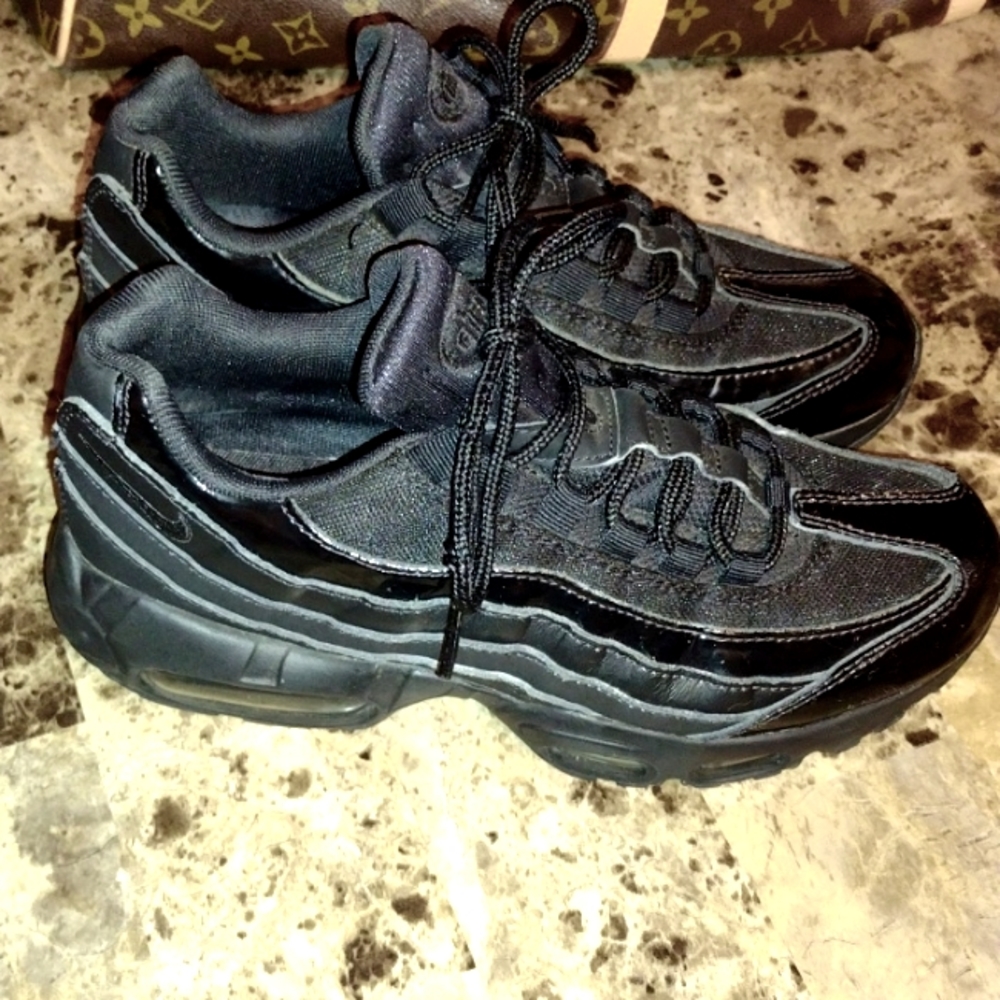 NIKE AIR CLIMAX Woman's Size 7 US